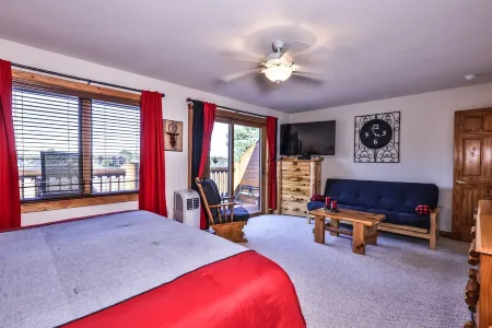 Minocqua Lake Condo! Walk 2 Downtown! Fall Weekends Open! Dock Available!