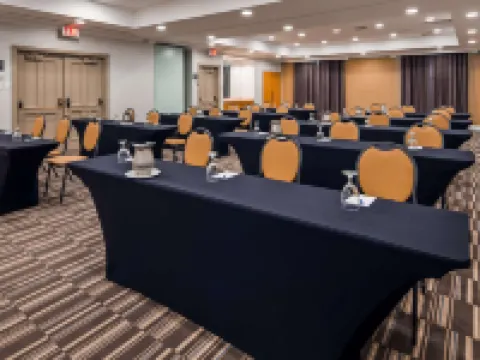 ベストウェスタン プレミア トロント エアポート カーリングビュー ホテル トロントのホテル