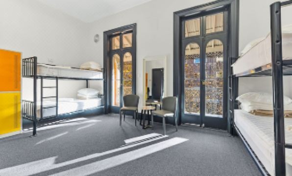 4. 런던 플레인 백..