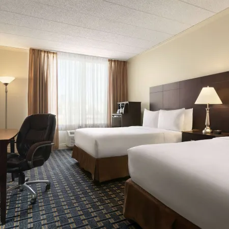 Travelodge by Wyndham Hotel & Convention Centre Quebec City Отели рядом с достопримечательностью «Торговый центр Laurier Québec»