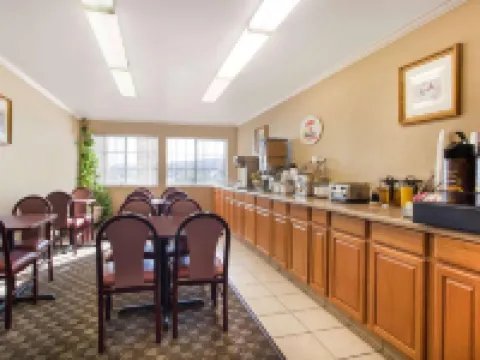 Super 8 by Wyndham Defiance ディファイアンスのホテル