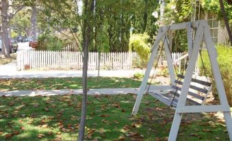 Charming Culver City Cottage w/ Shared Pool+Garden