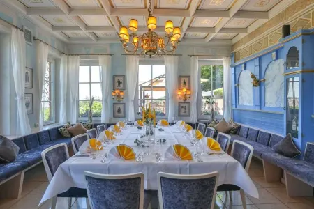 Hotel Wittelsbacher Höh Отели в г. Райхенберг