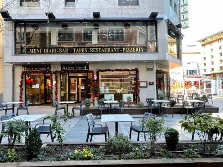 Aston Hotel Отели рядом с достопримечательностью «Plaça de la Rotonda»