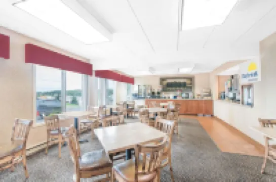 Days Inn & Suites by Wyndham Duluth by the Mall