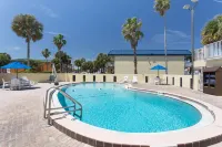 Days Inn by Wyndham Cocoa Beach Port Canaveral - Pool