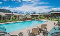 Blue Door Inn - Pools