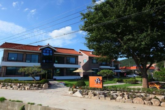 보문남촌펜션의 아름다운 외관과 정원 이미지