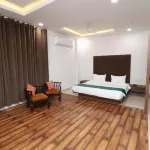 7 Vachan Lawns and Banquet Hotel dekat Bhedaghat Marble Rocks