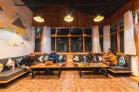 Zostel Plus Nainital, 1 km Jungle Hike - ホステル