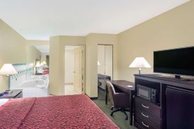 Days Inn & Suites by Wyndham Columbia Airport