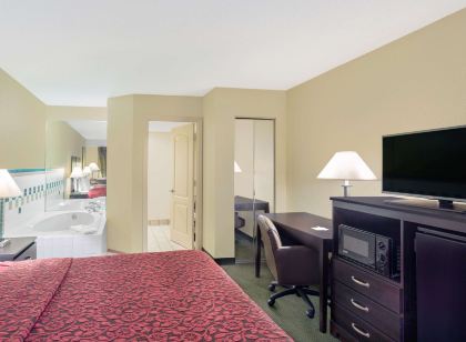 Days Inn & Suites by Wyndham Columbia Airport