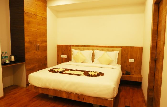 Hotel Girija Sunrise 300 Meter from Baba Dham Temple
