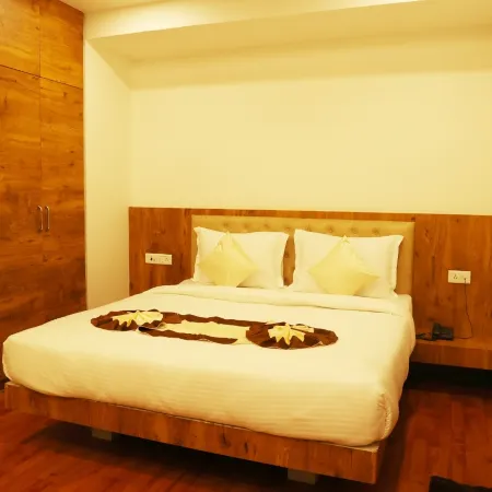 Hotel Girija Sunrise 300 Meter from Baba Dham Temple