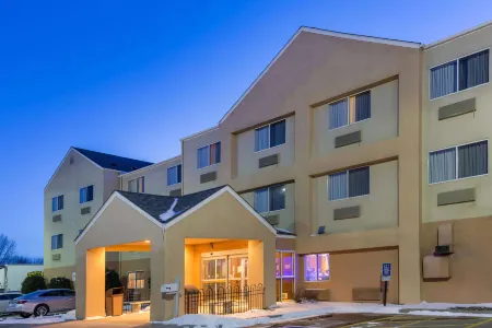 AmericInn by Wyndham St. Cloud MN Shopping Area Отели рядом с достопримечательностью «Государственный университет Сент-Клауд»