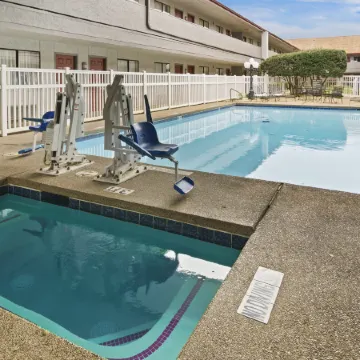 Red Roof Inn & Suites Irving - DFW Airport South