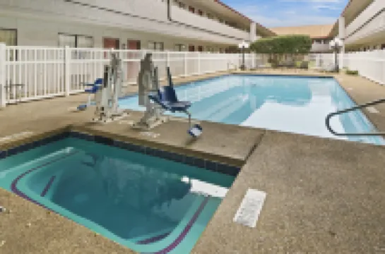 เรดรูฟ อินน์แอนด์สวีทส์ เออร์วิง - สนามบินดีเอฟดับเบิลยู เซาท์