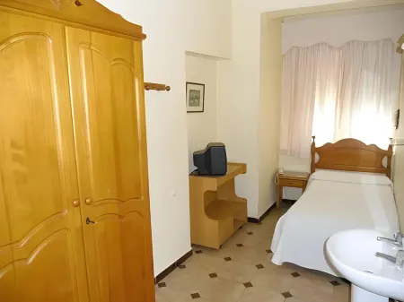 Hostal París Отели в г. Ла-Линеа-де-ла-Консепсьон