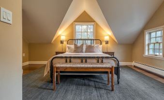 Cortland by AvantStay Charming Heritage Estate w Private Lake Pool