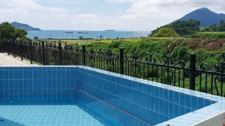Namhae Spanish House Pension Отели в г. Намхэ