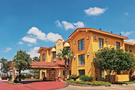 Super 8 by Wyndham San Antonio Near SeaWorld Ingram Park