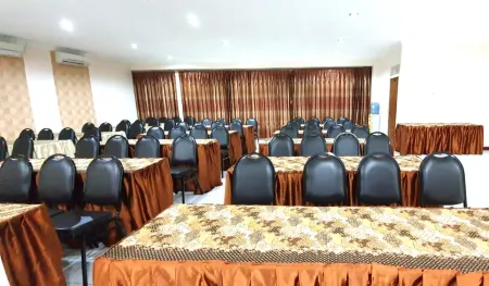 Palu City Hotel Отели рядом с достопримечательностью «Astore Palu»