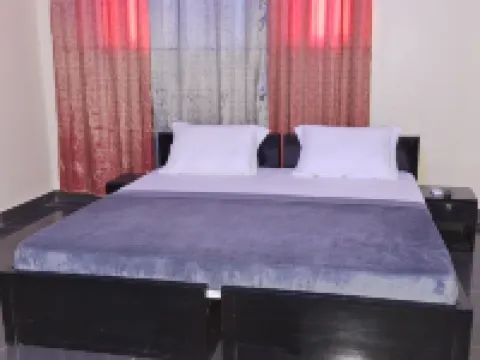 Deluxe Twin Beds in Royal Blue Guest House and Bar فنادق في لومي