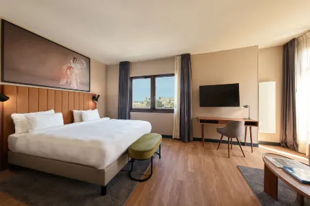 Radisson Blu Hotel, Marseille Vieux Port Отели рядом с достопримечательностью «L'Arbre de l'espérance»