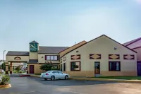 Quality Suites I-44 Hotels near Tulsa International Airport