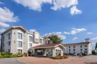 La Quinta Inn by Wyndham Pittsburgh Airport Hotels in 