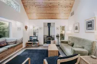 Mt Baker Rim Cabin 19 - Pet Friendly, Wifi, Hot Tub, Sleeps 10