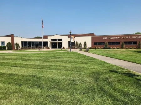 DOWNTOWN 2ND FLOOR LUXURIOUS CONDO 3 BLOCKS OFF BROADWAY IN A QUIET NEIGHBORHOOD