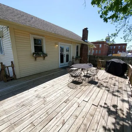 Downtown Retreat with large privacy fenced yard. Pet Friendly!