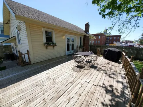Downtown Retreat with large privacy fenced yard. Pet Friendly!