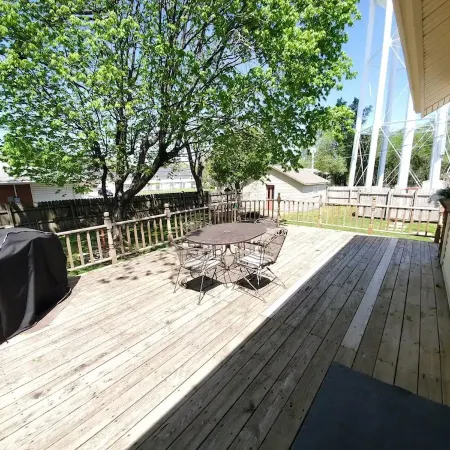 Downtown Retreat with large privacy fenced yard. Pet Friendly!