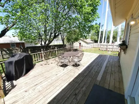 Downtown Retreat with large privacy fenced yard. Pet Friendly! Отели в г. Johnson County