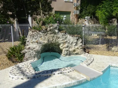 CHARMING GUEST GARDEN TERRACE SWIMMING POOL, FREE PARKING AND WIFI, BEACHES 8 Km away Отели в г. Помероль
