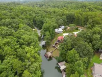 Lakefront 3-bedroom cottage on Watts Bar Lake with boat slip!