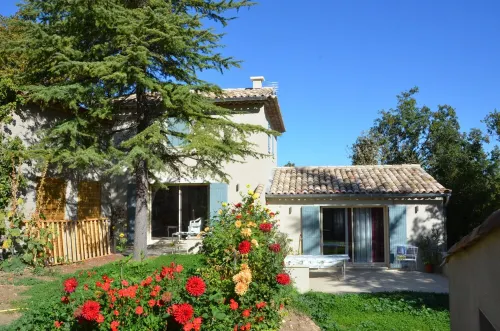 In the Heart of the Grand Luberon, a Swimming Pool, a Quiet, Comfortable Home. Hotels in Castellet