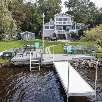 Chalet on the Lake, Boats, Games, Swimming, Fishing, Sunset Views, Private Lake