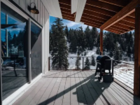 Mountain home with beautiful view, Full Kitchen, Sleeps 10, Can walk to Woodward Hotels in Summit Park