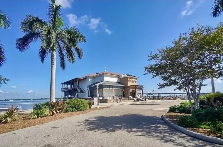 Newly updated cottage located walking distance to Downtown Ft. Myers