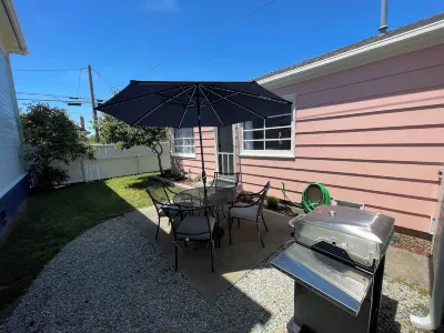 Cheerful Two Bedroom Bungalow Newly Remodeled! Arcade games, Air Hockey Table.