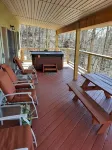 RELAX, UNWIND AND RECHARGE IN THE HOT TUB AT THIS MOUNTAIN VIEW COTTAGE