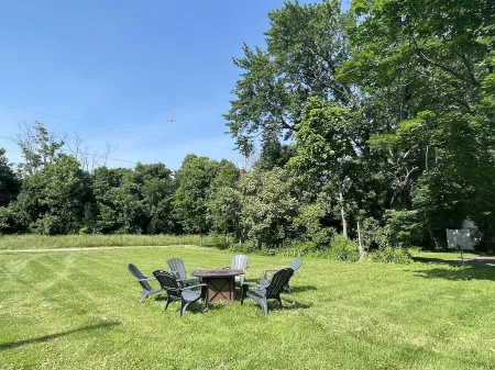 1904 Folk Victorian -- walk to the Jet Express! Sleeps 8