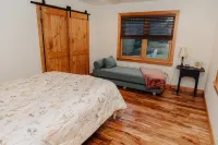 Hillside Hideaway: Full Family Home, 250 ft from the Lake Shore. Dog Friendly!