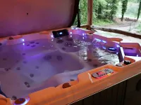 REST ASSURED WITH HOT TUB AND COMFORT OF THIS HOME! Hotels in Catheys Creek