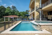 The Palms at Chesswood - Luxury, Pool, & Dock! - 5-Star