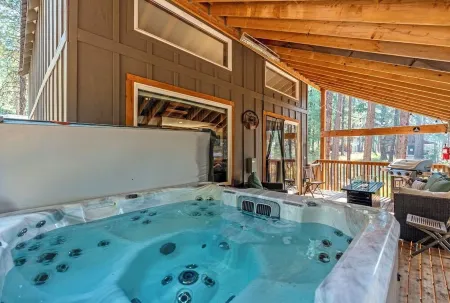 Newly owned Cabin w/ private hot tub, A/C & covered deck - Dog Friendly!