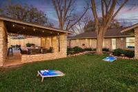 Poker Paradise & Pool Cabana - 15 min to Downtown Austin Hotels near Community First! Village